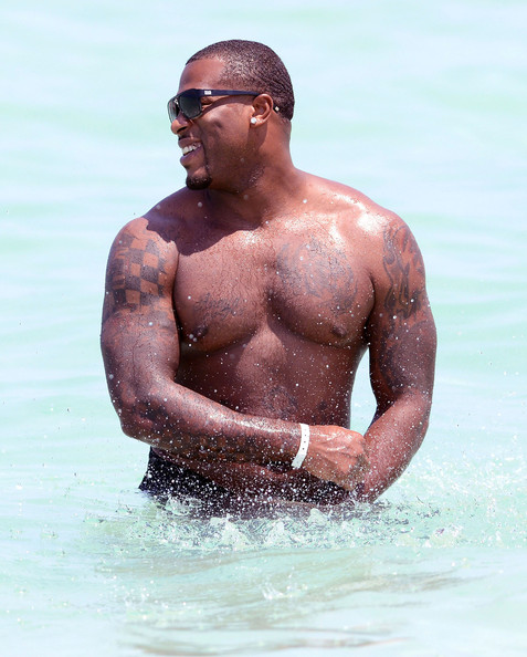 Flo-Rida-Shirtless-Tattoos-3