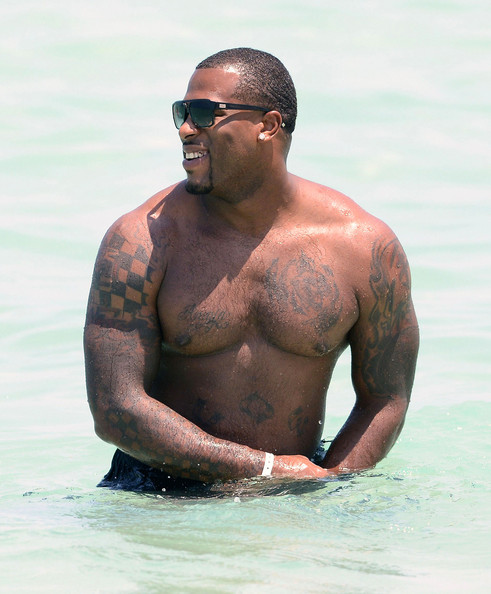 Flo-Rida-Shirtless-Tattoos-4