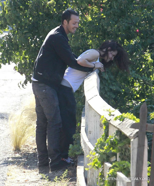 kristen-stewart-rupert-sanders-intimate-cheating-kiss-20