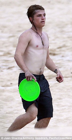 josh-hutcherson-shirtless-2