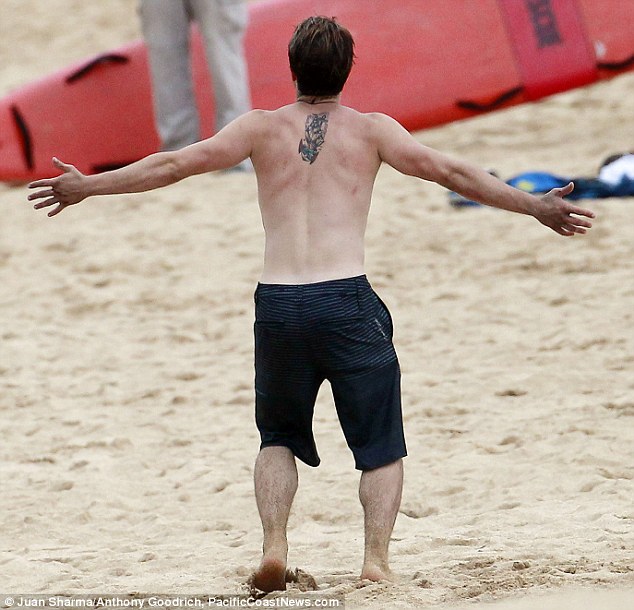 josh-hutcherson-shirtless-3