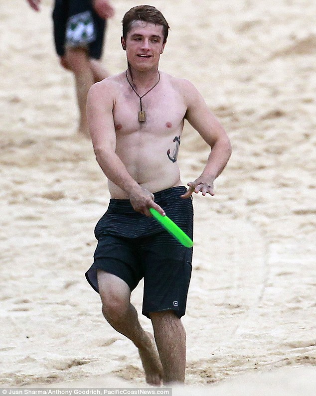 josh-hutcherson-shirtless