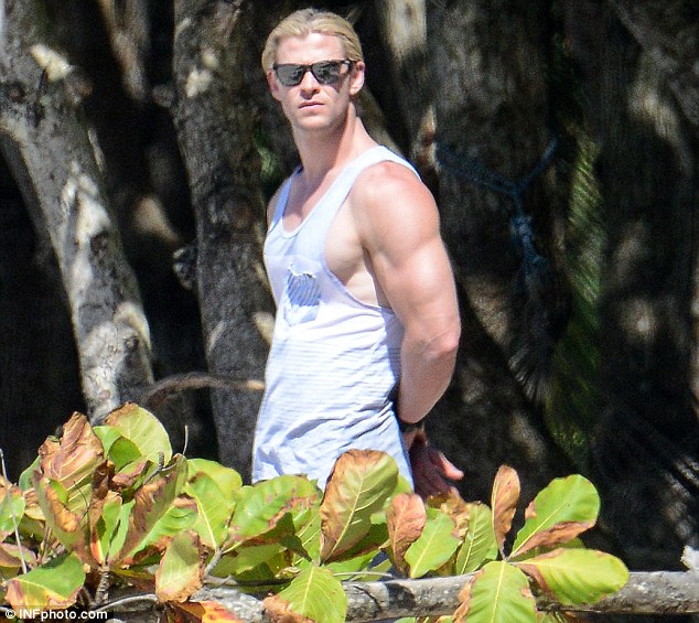 chris-hemsworth-biceps